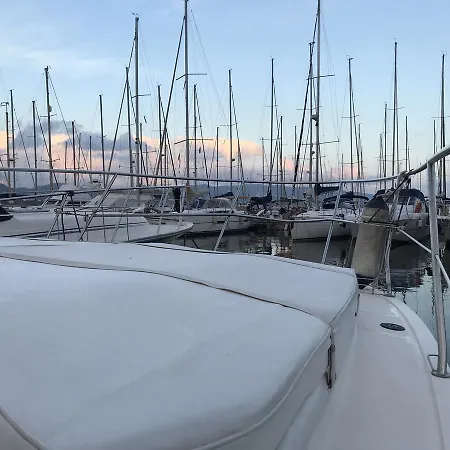 Botel Hellocinqueterre *