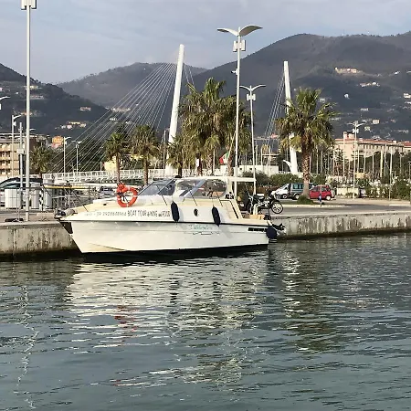 Hellocinqueterre Botel